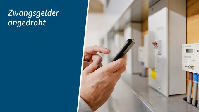 Auf dem Bild ist ein Smart Meter zu sehen. Danaben der Text "Zweangsgelder angedroht"