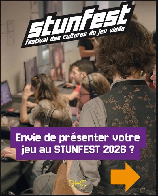 Photo de l'espace indé et amateur prise lors du festival Stunfest 2025. 
Une personne est de dos et regarde d'autres personnes concentrées sur des postes de jeux. 
Un texte dit  "Envie de présenter votre jeu au Stunfest 2026 ?"