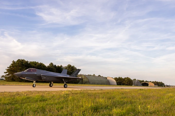 An RAF Lightning taxiing along the runway at RAF Marham.