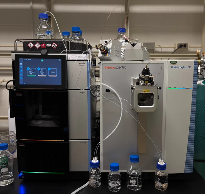 This picture shows the Orbitrap. It's a machine with screens and wires going to various flasks. 