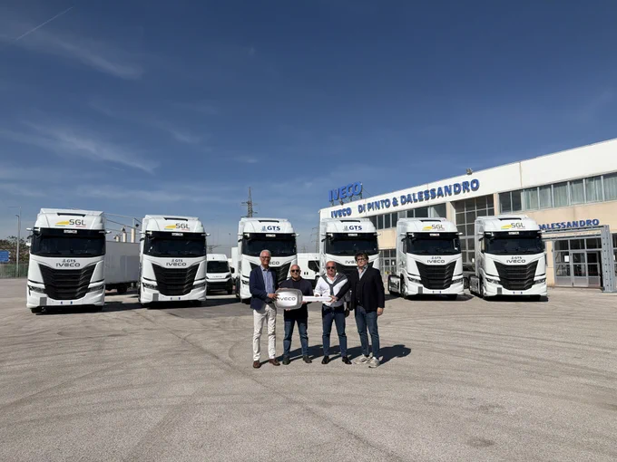 Alla cerimonia di consegna hanno preso parte Giuseppe Greco Assets Manager GTS, Danilo Iusco Amministratore Unico SGL, Gianpiero Vitale District Manager Gamma Media e Pesante IVECO per l’area di riferimento e Leonardo Di Pinto CEO della concessionaria DI PINTO & DALESSANDRO S.p.A.