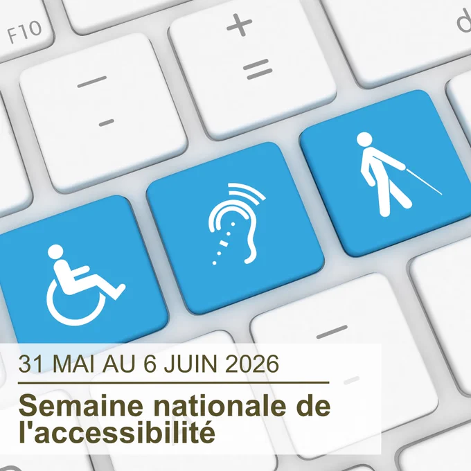 Un gros plan sur un clavier blanc avec trois touches bleues au centre : une touche portant le symbole d’accès universel, une touche portant le symbole des systèmes d’écoute assistée et une touche portant le symbole d’accès pour les personnes aveugles ou malvoyantes; le texte superposé en bas à gauche indique « 31 mai au 6 juin 2026, Semaine nationale de l’accessibilité »