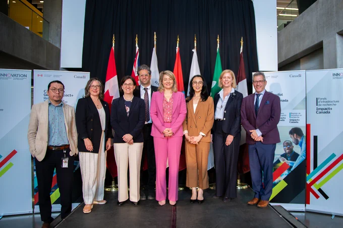 Photo de groupe suivant l'annonce du lancement des Bourses de formation en recherche Impact  Canada.