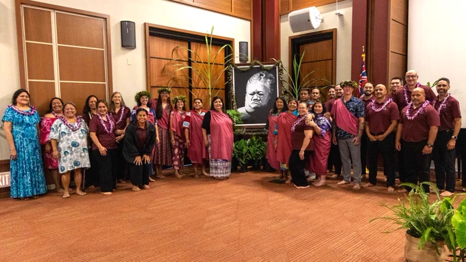 Graduate degree candidates, faculty, and mentors after the ʻaha hoʻomoloa pose by portrait of Princess Ruth Keʻelikōlani, namesake of the college. (Photo: Ka Haka ʻUla o Keʻelikōlani/UH Hilo)
