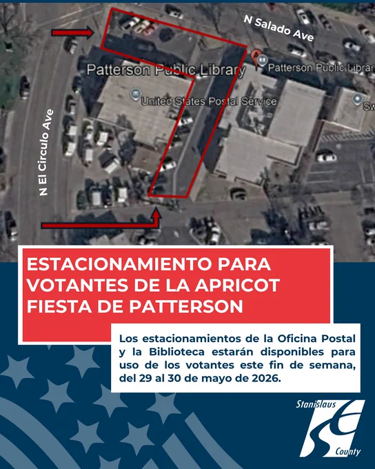 Gráfico titulado ‘Estacionamiento para Votantes de la Apricot Fiesta de Patterson’ que muestra un mapa aéreo de la Biblioteca Pública de Patterson y los estacionamientos de la Oficina Postal. Flechas rojas indican la ruta de acceso vehicular desde N. El Circulo Ave. hacia las áreas de estacionamiento cerca de N. Salado Ave. El texto indica que los estacionamientos de la Oficina Postal y la Biblioteca estarán disponibles para uso de los votantes durante el fin de semana del 29 al 30 de mayo de 2026. El logotipo del Condado de Stanislaus aparece en la esquina inferior derecha.