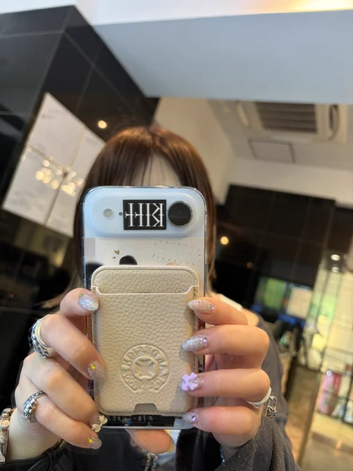こんな感じでくっつきます！！
めちゃくちゃしっかりくっつきます！！！
でも亀田はスマホ裏に推しを詰め込んでますので、このカードケースは使いませんすみません！！！


それでさー、歯医者さん行ってなんか歯に被せるから型取るねーって言われたんですよ。

寝転んだ状態で、粘土みたいな歯磨き粉の味するやつ噛まされて

｢固まるまでそのままでいて下さいねー｣

って言われたんやけどあれめちゃくちゃキツない！？
なんか口の中スースーするしさ、その粘土みたいなやつ最初柔らかすぎて口の中に垂れてくるし飲み込みそうなるし噎せそうやし
ほんで長い！！全然固まらん！！

あの時間しんどかったなー。

あとさ、歯削ったりなんかしたりしながら

｢これ滲みる？ここ痛い？｣

とか聞かれても何も答えれんから！！！
何も言葉は発せないし口全開で器具動いてるから頭も動かせんし
まじで必死で目で訴えてたけど何も伝わりませんでした。
ヤブ医者がぁぁああああ！！！！