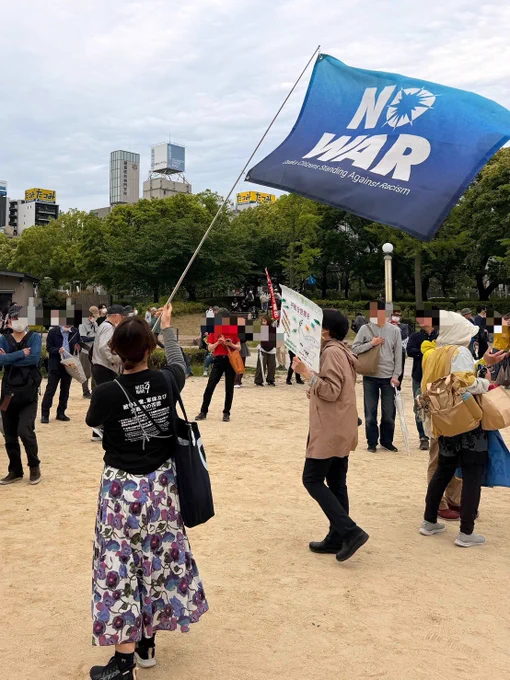 NO WARのフラッグの街頭での使用イメージ