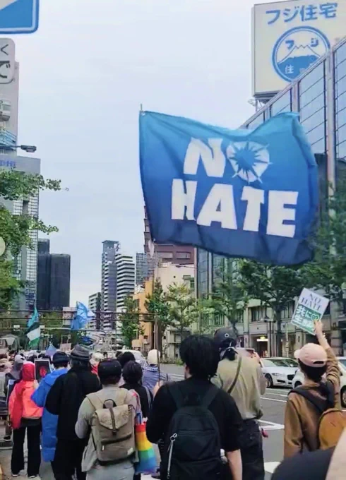 NO HATEのフラッグの街頭での使用イメージ