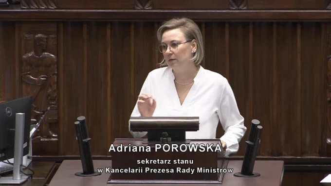 Sekretarz Stanu Adriana Porowska na mównicy sejmowej.