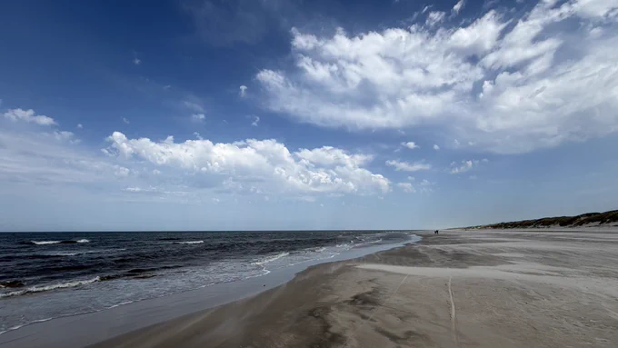 Strand und Meer und Wolken