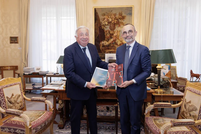Remise du rapport d’activité 2025 de la HATVP et du bilan « Douze ans au service de l’intégrité publique » à Gérard Larcher, président du Sénat. Crédits photos : Sénat.