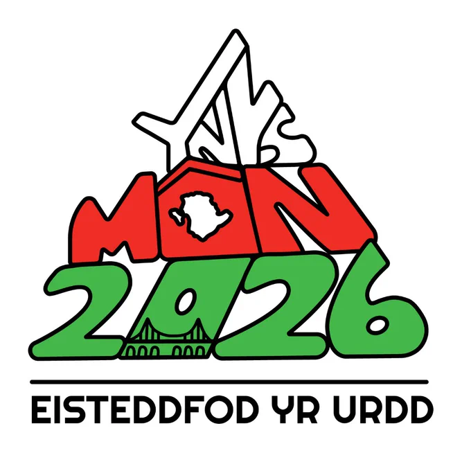 Y geiriau 'Ynys Môn 2026' mewn siâp triongl yn lliwiau coch, gwyn a gwyrdd Mistar Urdd, a'r geiriau Eisteddfod yr Urdd oddi tanodd. / The words 'Ynys Môn 2026' in a triangular shaped, coloured in Mistar Urdd's colours - red, white and green, with the words Eisteddfod yr Urdd underneath