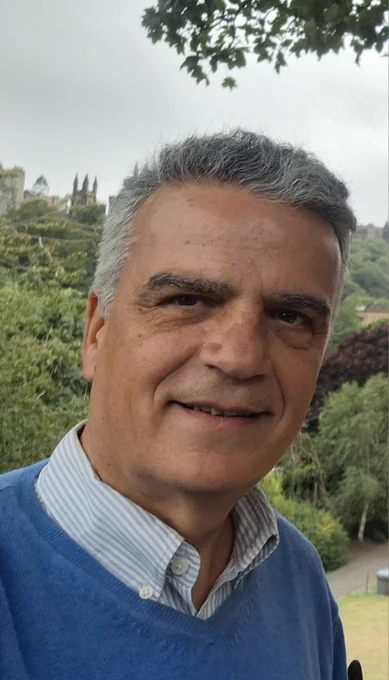 Santiago Miralles Huete és el guanyador del premi València de narrativa en castellà amb "La naturaleza del espejo". Va nàixer a Madrid, i actualment resideix a Edimburg. Ha publicat diferents novel·les, llibres de diàlegs, obras de teatre i poesia.