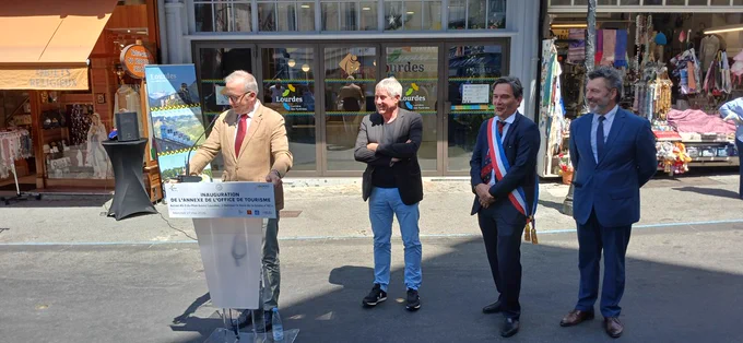 M. le préfet prononce un discours derrière un pupitre lors de l'inauguration de l’annexe de l'office de tourisme de Lourdes.