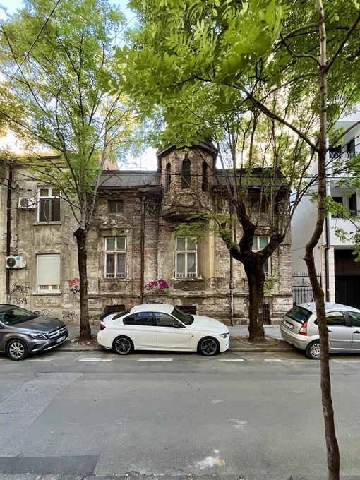 Wow, AI is crushing it! :) I am extremely satisfied with how it renovated this abandoned and dilapidated house in Dorćol. Belgrade has a million diamonds that are decaying. But maybe one day someone will decide to restore them all ✨

#beograd #belgrade #dorcol #iwishyouweremine