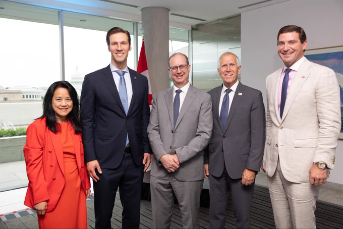 Avec le représentant américain Pat Harrigan, l'ambassadeur du Canada Mark Wiseman, le sénateur américain Thom Tillis et le consul honoraire du Canada Ryan Combs.
