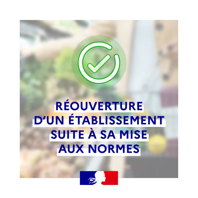 Visuel comportant un grand symbole de coche verte de validation au-dessus du texte : « RÉOUVERTURE D'UN ÉTABLISSEMENT SUITE À SA MISE AUX NORMES ». L'arrière-plan flouté suggère un marché.
