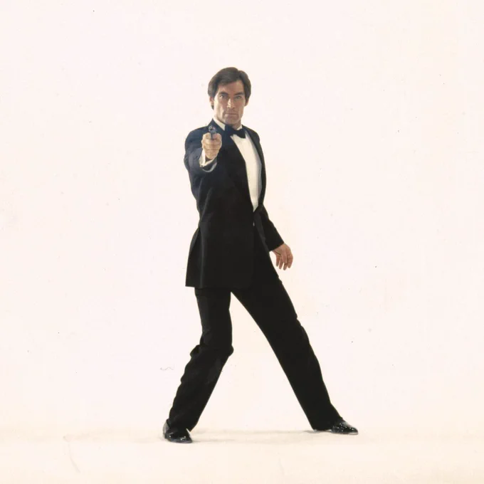 A behind the scenes image of Timothy Dalton (James Bond) filming the gun barrel scene in a tuxedo.
