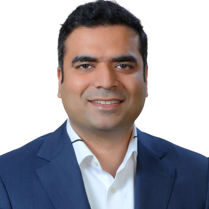  घर से बाहर न निकलें।
खुले स्थानों, पेड़ों, बिजली के खंभों एवं जलभराव वाले क्षेत्रों से दूर रहें तथा बच्चों, बुजुर्गों एवं पशुओं की विशेष सुरक्षा सुनिश्चित करें।
किसी भी आपात स्थिति में तत्काल जिला प्रशासन एवं कंट्रोल रूम को सूचना दें।
☎️ जिला कंट्रोल रूम : 05192-285260
🚔 पुलिस : 112 | 🚑 एम्बुलेंस : 108 | 🚒 अग्निशमन : 101
“सतर्क रहें, सुरक्षित रहें।”