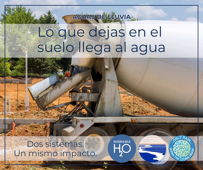 Foto de la parte trasera de un camión de concreto con texto advirtiendo que el agua de lavado de concreto nunca debe entrar a drenajes pluviales ni vías de agua.