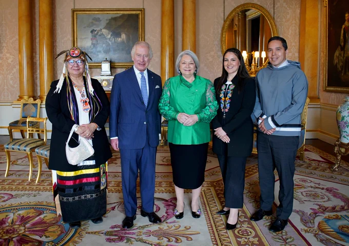 Her Excellency the Right Honourable Mary Simon and National Indigenous Leaders Assembly of First Nations National Chief, RoseAnne Archibald, President of Inuit Tapiriit Kanatami, Natan Obed, and President of the Métis National Council, Cassidy Caron, had an audience with His Majesty The King at Buckingham Palace. Photo credit: Press Association / Garth Fuller.