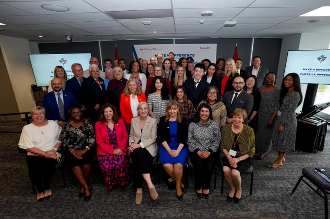 Une photo de groupe de la ministre Hajdu avec des participants de l’événement. 
