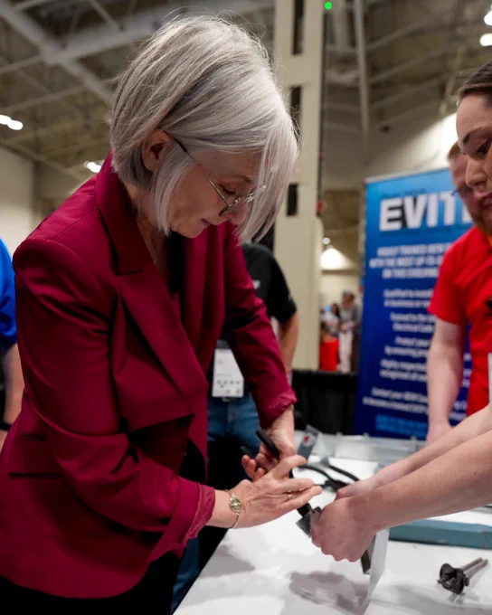 La ministre Hajdu qui discute avec des participants de l’événement.