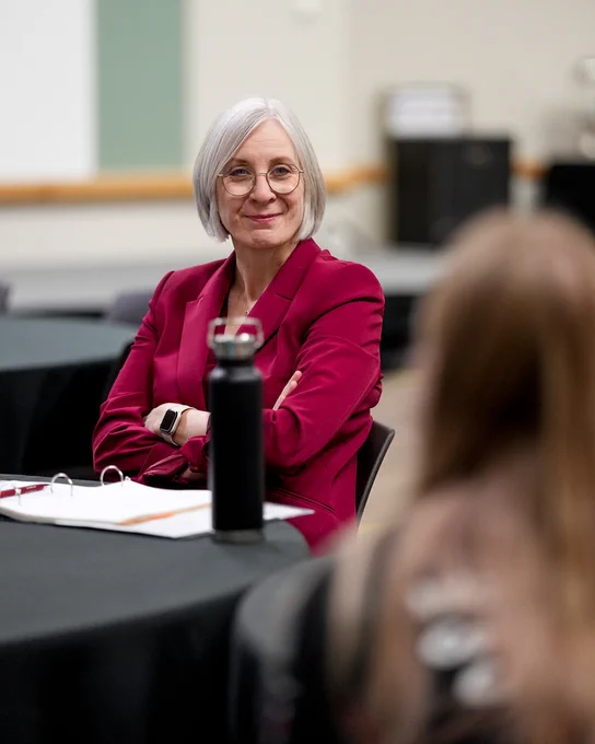 La ministre Hajdu qui discute avec des participants.