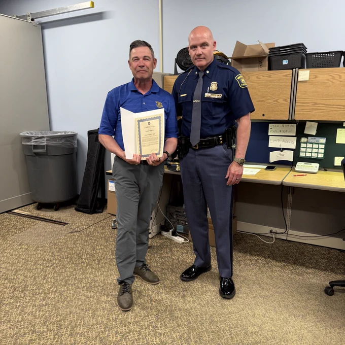 Lt Colonel Sosinski presenting F/Lt Shaw his badge tribute