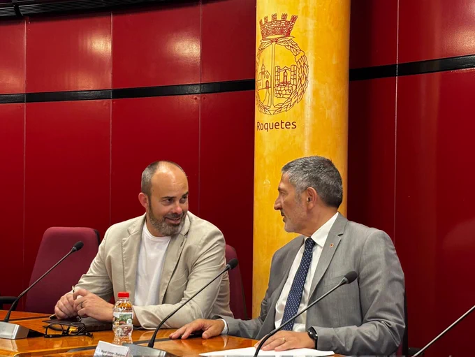 El conseller d'Empresa i Treball, Miquel Sàmper, es reuneix amb l'alcalde de l'ajuntament de Roquetes, Ivan Garcia i amb el seu equip de govern