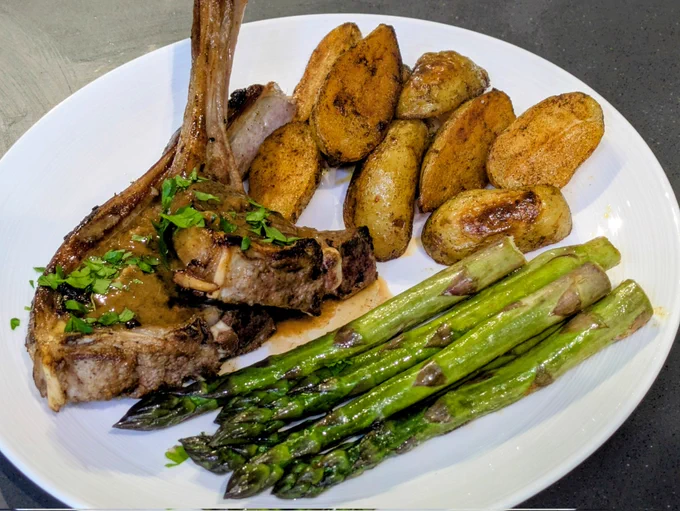 The finished plate, with two cutlets, a little sauce made from the pan juices, asparagus in butter and potatoes. 