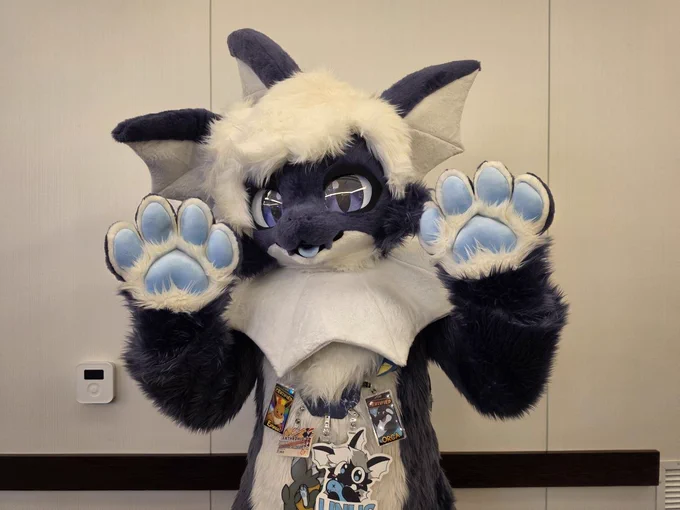 Linus fursuit posing with both paws up