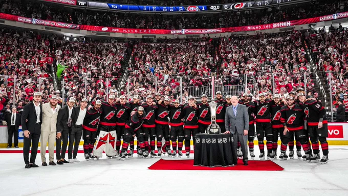 Photo of the Carolina Hurricanes with the Prince of Wales Trophy