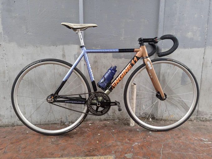Frameset engine 11 crit d size 50 HS & SC bawaan
Seatpost uno chrome
Saddle fizik antares
WS polso 20 24, mxl classic 20 24, conti grandprix 700x25c kevlar
Crankset pizz ht2 dengan cr deckas 50t
Stem uno 130 17°
Dropbar uno chrome 420 bartape pro sport

