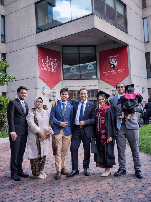 Mutiara Baswedan berpose bersama keluarga di depan gedung Monroe C. Gutman Library, Harvard Graduate School of Education, setelah prosesi wisuda. Tia mengenakan toga hitam, mortarboard, dan selempang merah Harvard. Dari kiri ke kanan berdiri Mikail Baswedan, Fery Farhati, Ismail Baswedan, Anies Baswedan, Mutiara Baswedan, dan Ali Saleh Alhuraiby yg menggendong bayi Ibrahim. Di belakang mereka tampak dua spanduk merah bertuliskan “Learn to Change the World” dan “Harvard Graduate School of Education,” menandai suasana perayaan kelulusan Tia dari program Master of Education di Harvard.
