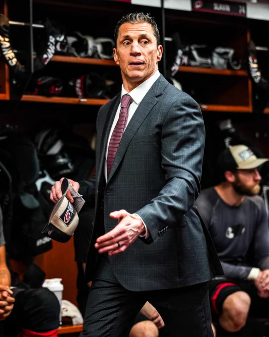 Photo of Rod Brind'Amour speaking in the locker room 