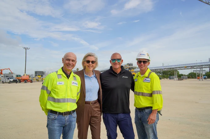 Mayor Jane Castor stands with 3 individuals wearing Cemex clothing.