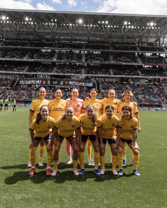 Starting XI pose at PORvUTA