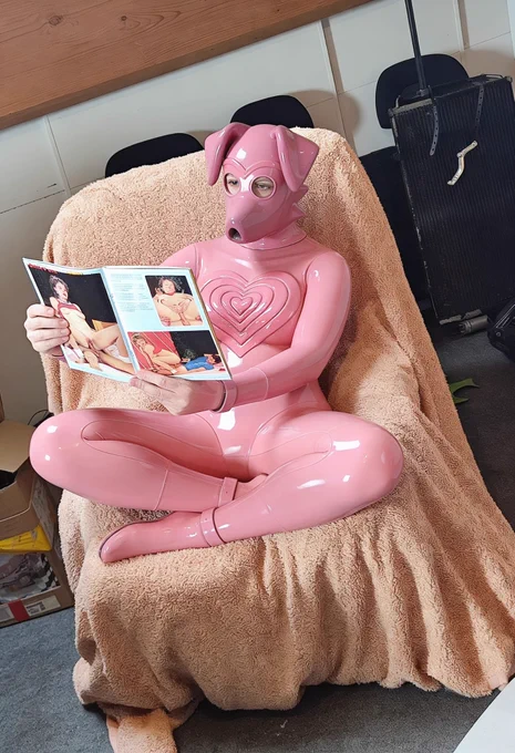 Relaxing in my favorite shiny pink puppy suit with a good magazine in hand 🐶💖 Nothing beats getting comfy in full glossy latex and enjoying some quality reading time. Feeling cute, kinky, and perfectly content 😌 Who else loves a cozy afternoon in their favorite gear?

