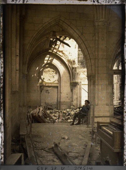 Chapelle des œuvres sous les décombres, un soldat assis et un orgue au premier plan

30/05/1917 
Numéro d'inventaire
A12189
https://collections.albert-kahn.hauts-de-seine.fr/document/chapelle-des-oeuvres-sous-les-decombres-un-soldat-assis-et-un-orgue-au-premier-plan/617a7a40cf8b8968b337274a?q=