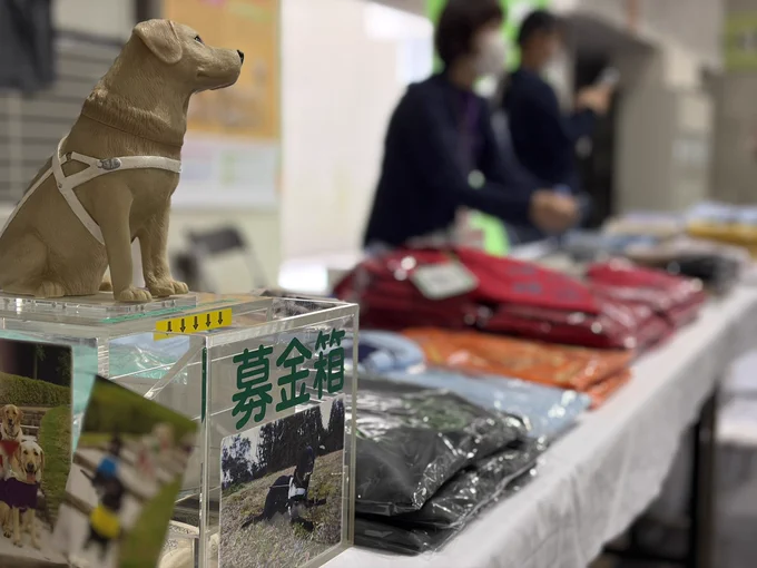 ブースを募金箱が置いている端から撮影したもの。
奥にはボランティアが販売している様子