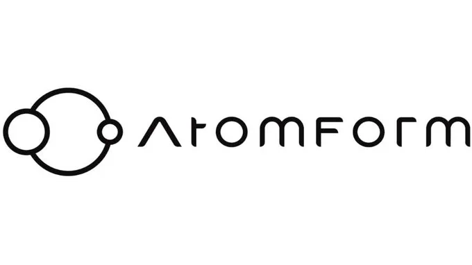 この画像には、「ATOMFORM」という文字がデザインされたロゴが描かれています。左側には、原子をイメージしたような円と線で構成されたシンボルがあります。シンボルは大きな円の中に小さな円があり、それらが線でつながれています。全体的にシンプルでモダンなデザインです。