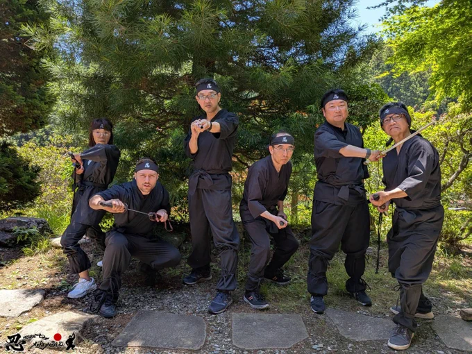 多世代多国籍の国際派忍者団見参！
本日は東京日の出武家屋敷の忍者体験にお越しになられた6人組の皆様
刀を持って記念撮影！