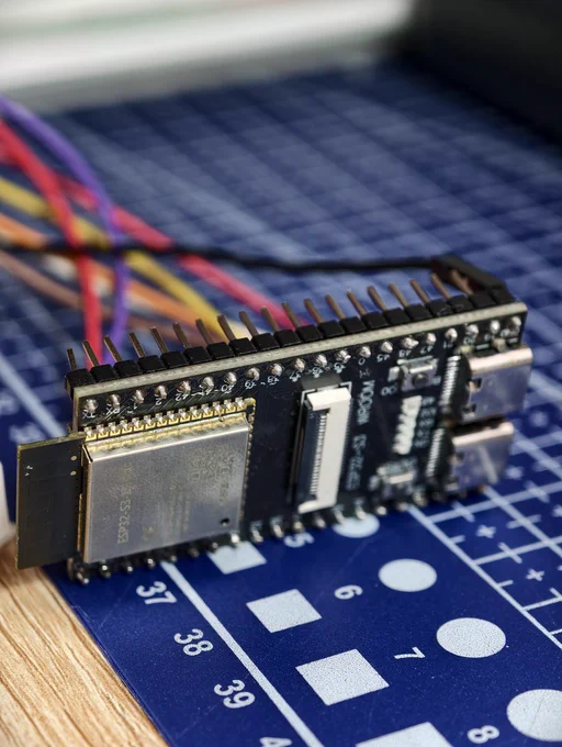 Detalle de chip ESP32 tomado con un vivo X300 Pro.