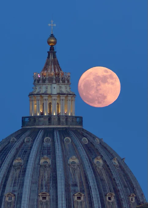 Ieri al tramonto: la Luna piena sorge dietro alla cupola di San Pietro. Pochi attimi, si scambiano un segreto e poi si salutano.