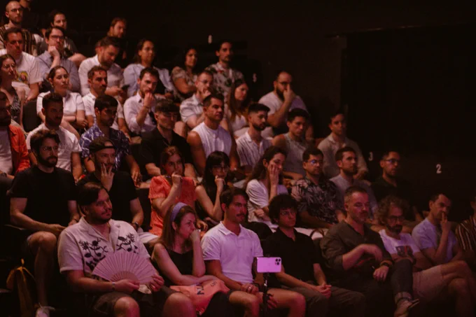 Público de Arte compacto en el teatro