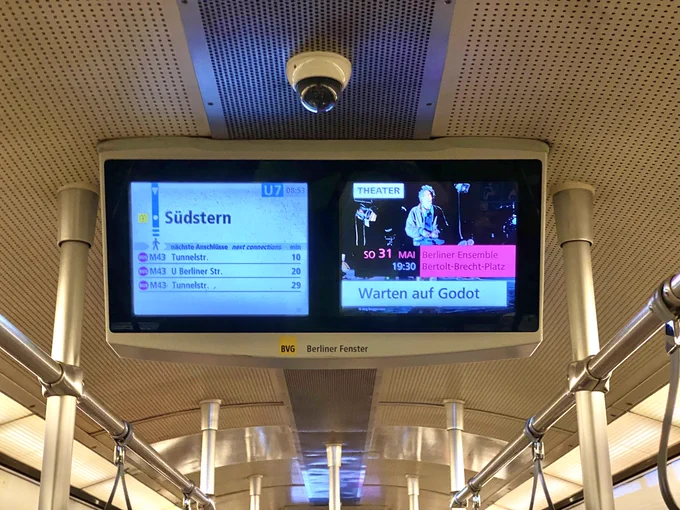 U-Bahn Screens im Waggon mit einer Ankündigung fürf "Warten auf Godot" im linken Screen mit Datum und Uhrzeit 31. Mai 19.30 Uhr, links Anzeige für Haltestelle Südstern