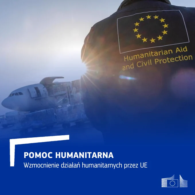Tytuł: POMOC HUMANITARNA
Podtytuł:  Wzmocnienie działań humanitarnych przez UE
Grafika przedstawia pracownika Dyrekcji generalnej KE ds. Ochrony Ludności i Europejskiej Pomocy Humanitarnej z kurtką z napisem na plecach 'Humanitarian Aid and Civil protection' i w tle samolot oraz w prawym dolnym rogu logo Komisji Europejskiej