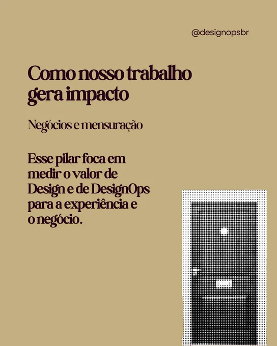 Card com fundo bege. No canto superior direito, aparece o perfil “@designopsbr”. O título diz: “Como trabalhamos juntos”. Abaixo, aparece o subtítulo: “Negócios e mensuração”. Em seguida, há o texto: “Esse pilar foca em medir o valor de Design e de DesignOps para a experiência e o negócio.” No canto inferior direito, há uma ilustração em preto e branco, com efeito pontilhado, de uma porta de madeira.