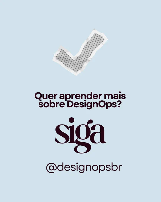 Card com fundo azul-claro. No topo, há uma ilustração de um símbolo de check em cinza, com efeito pontilhado e textura de fita adesiva. No centro, aparece a pergunta: “Quer aprender mais sobre DesignOps?”. Abaixo, em destaque, está escrito: “siga”. No rodapé, aparece o perfil “@designopsbr”.
